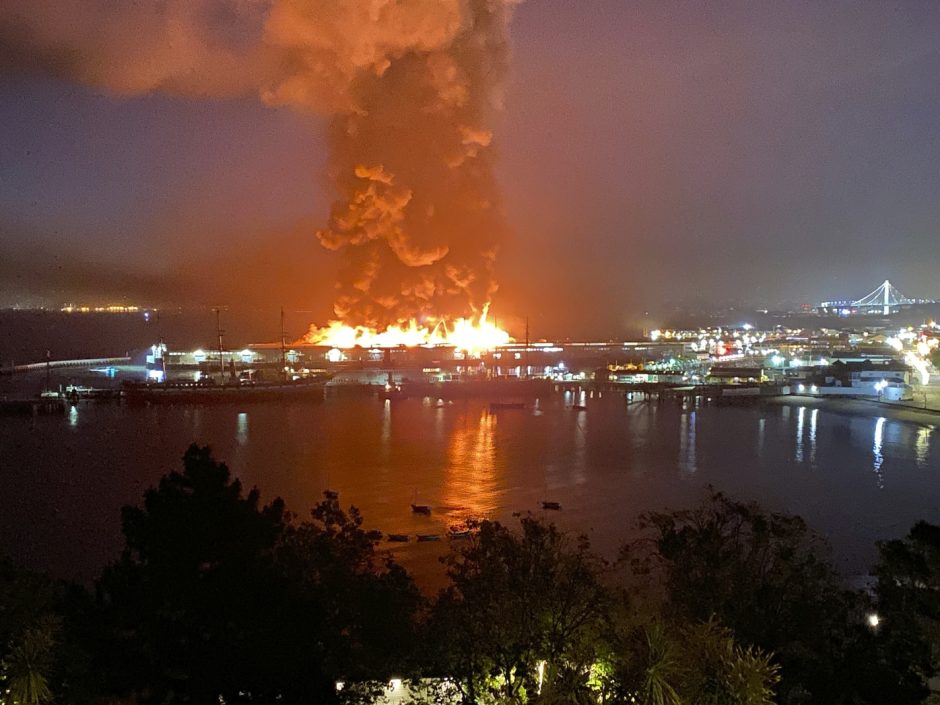 Hafen von San Francisco geht in Flammen auf