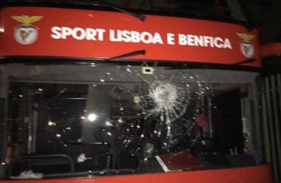 Benfica Lissabon Steinwurf Bus