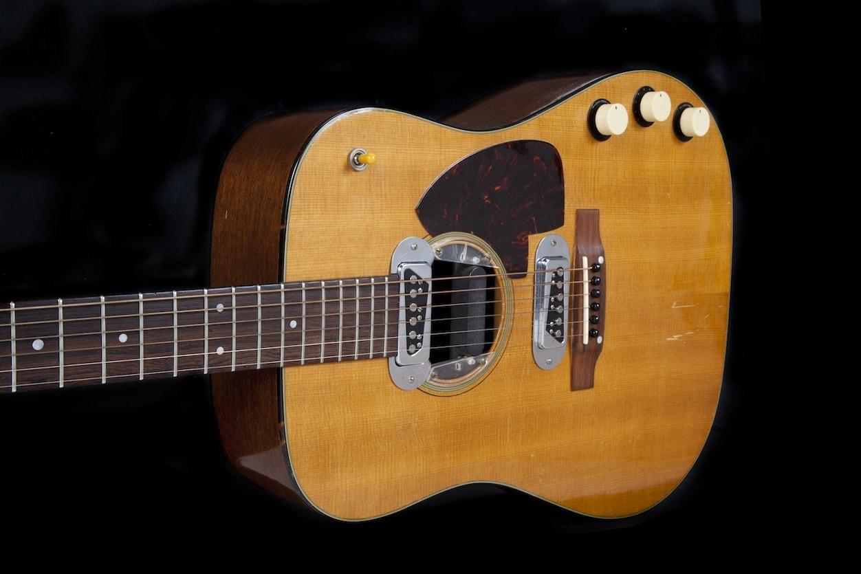6 millionen dollar! kurt cobains unplugged-gitarre bricht rekord