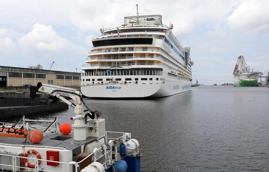 Die AIDAmar der Reederei Aida-Cruises liegt im Seehafen Rostock