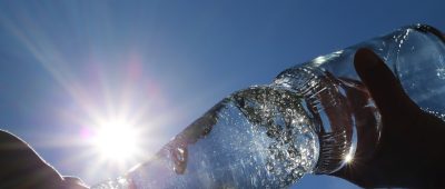 Hitze-Mythen Wasser Sonne trinken