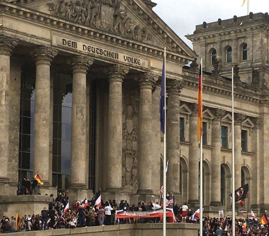 Protest Corona-Maßnahmen Berlin Reichstag Demo Absperrung durchbrochen