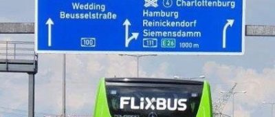 Blinder Passagier auf Flixbus-Heck auf Autobahn