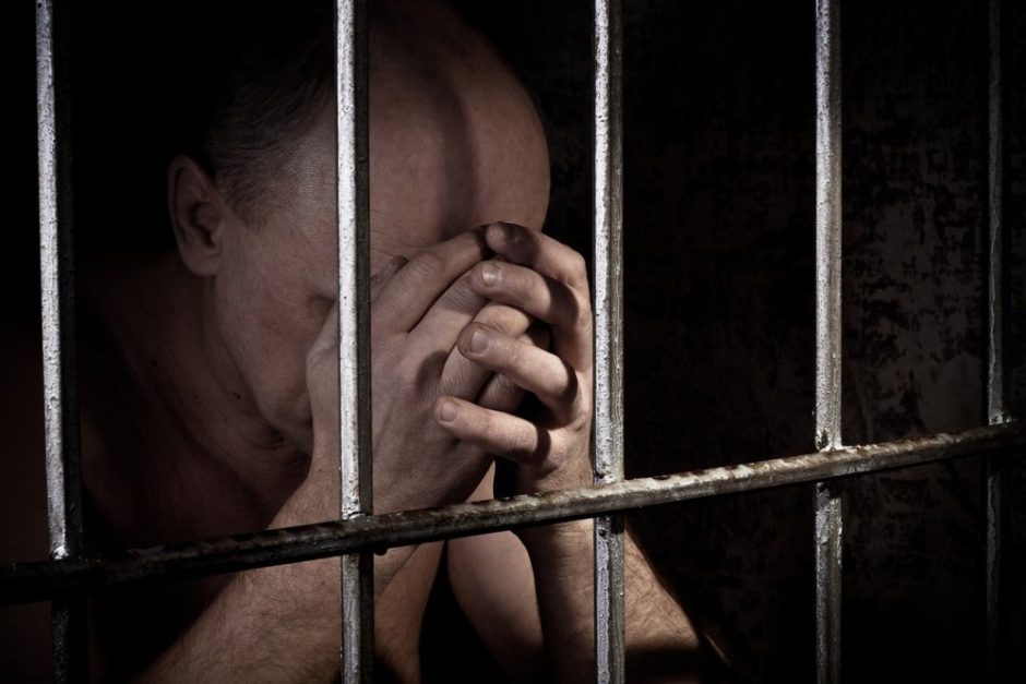 Mann Gefängnis Gitter