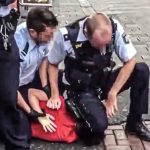 Polizist Knie auf Kopf
