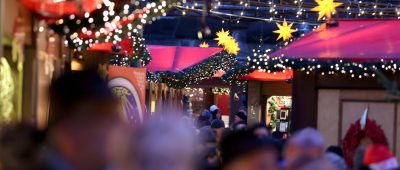 Touristen auf Weihnachtsmarkt in Köln