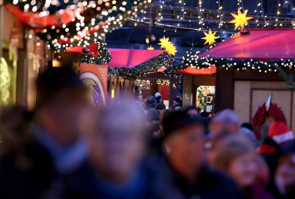 Touristen auf Weihnachtsmarkt in Köln