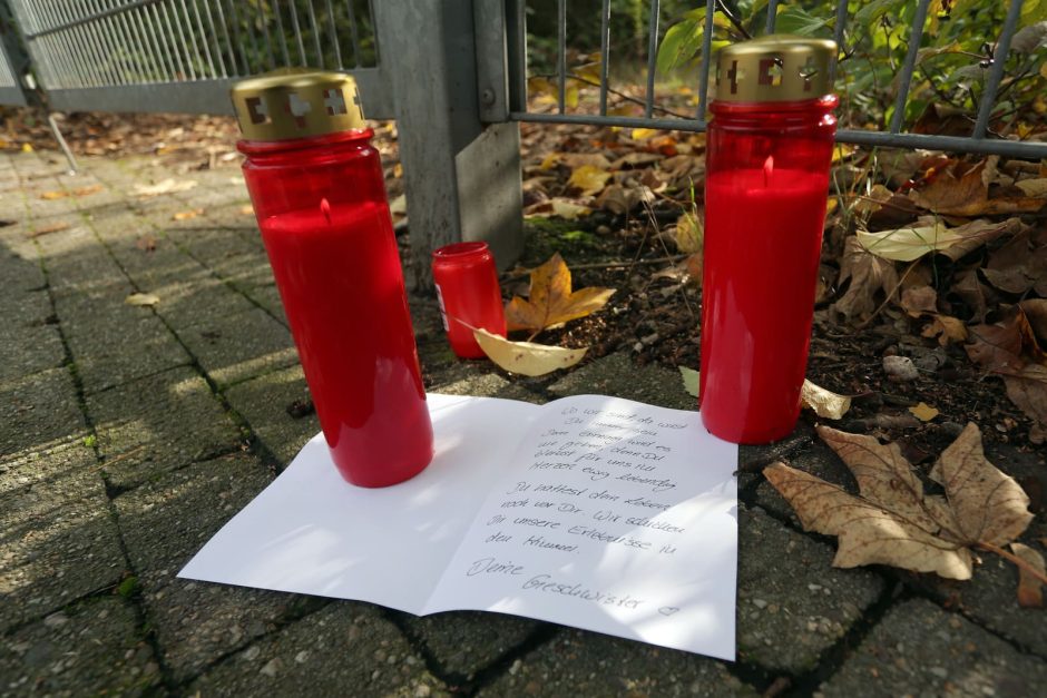 Mädchen in Duisburg tot aufgefunden Kerzen Brief Geschwister