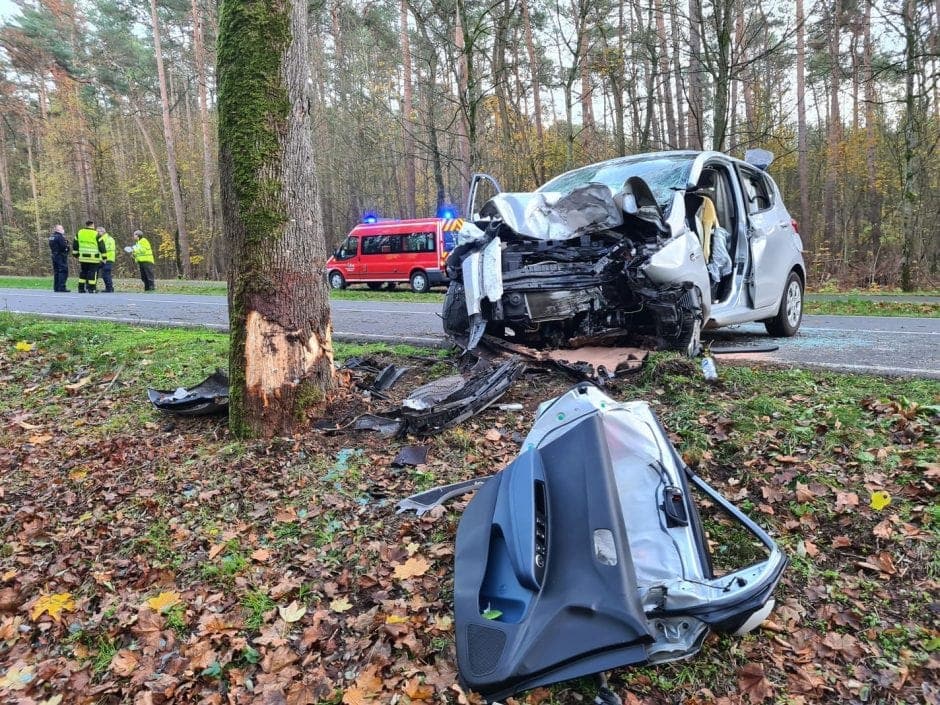 Unfall 76-Jährige Auto gegen Baum