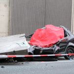 Betonteil stürzt auf Autobahn auf Wagen - Fahrerin tot