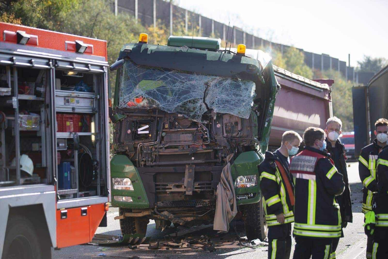 K 246 ln Zwei LKW Fahrer bei Unfall eingeklemmt A3 gesperrt