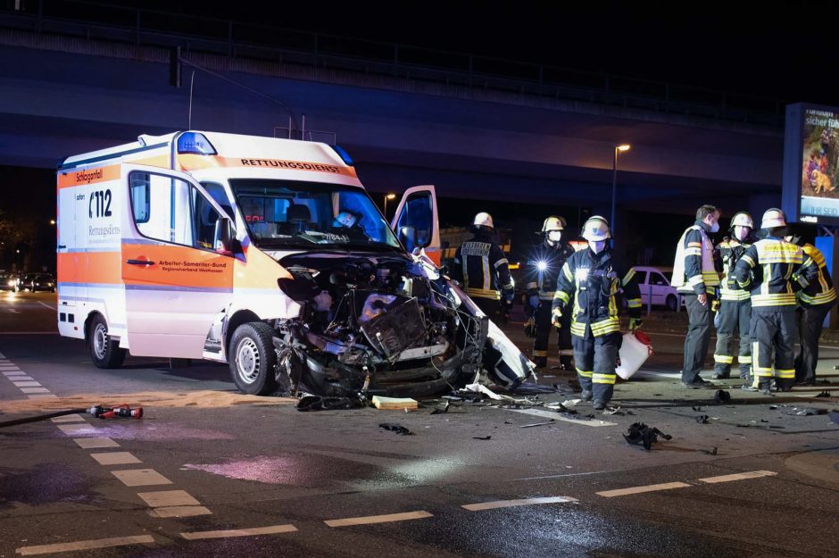 Mehrere Verletzte bei Unfall mit Rettungswagen in Wiesbaden