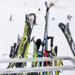 Skier und Skistöcke