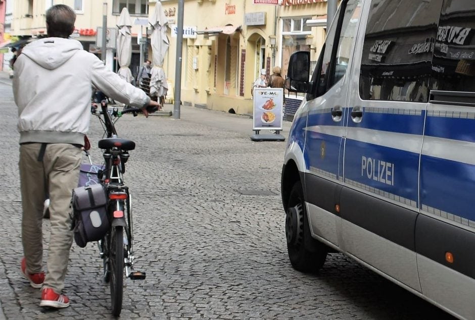 Mann Fahrrad Polizei