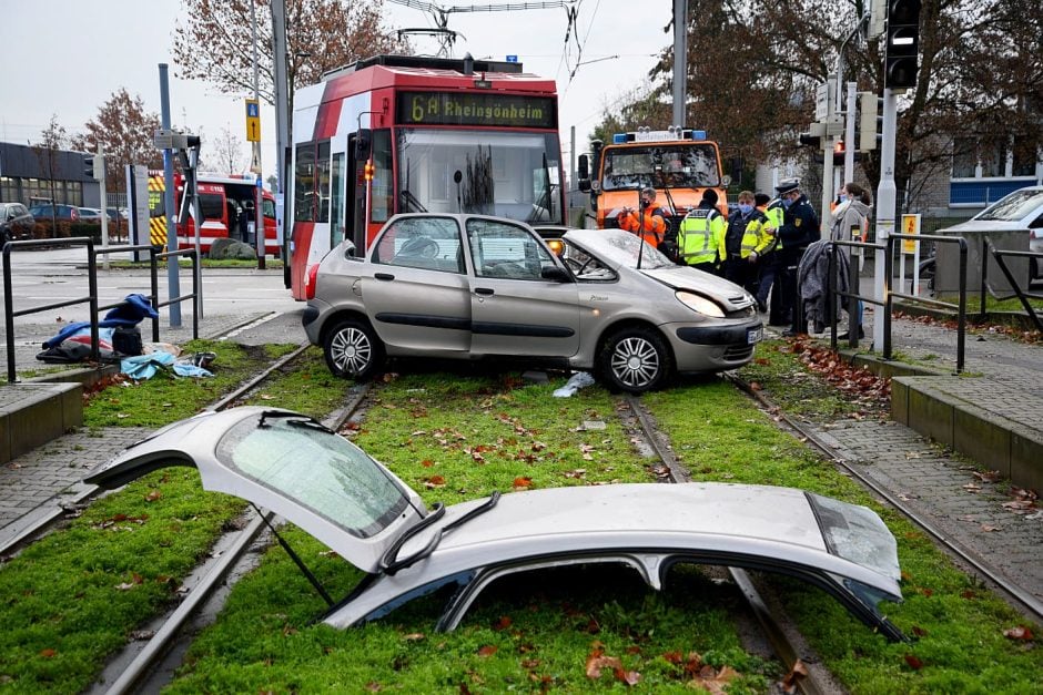 Autofahrer nach Unfall mit Straßenbahn verletzt