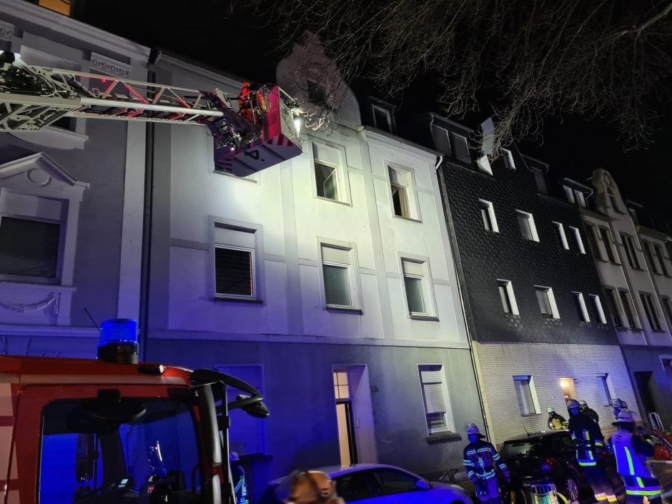 Drei Schwerverletzte nach Feuer in einem Mehrfamilienhaus