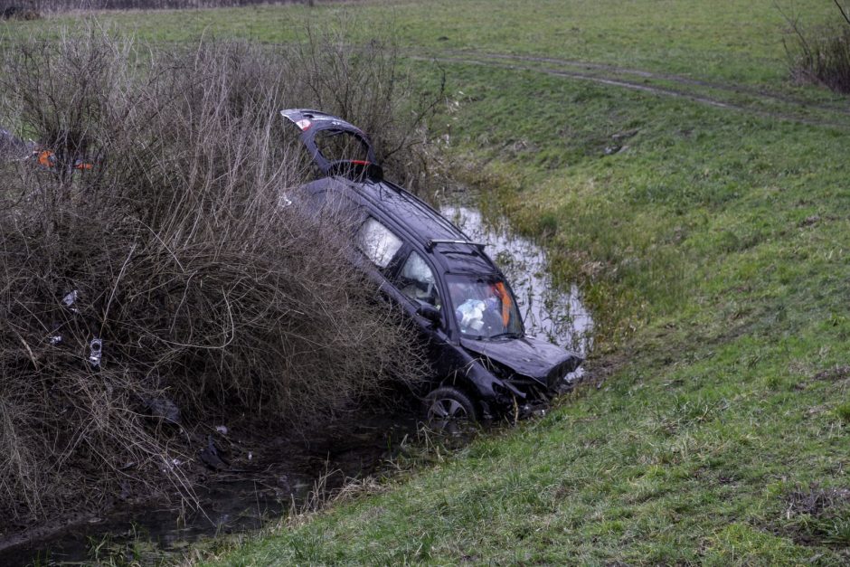 Au am Rhein: Auto rutscht Böschung hinunter – Fahrer stirbt