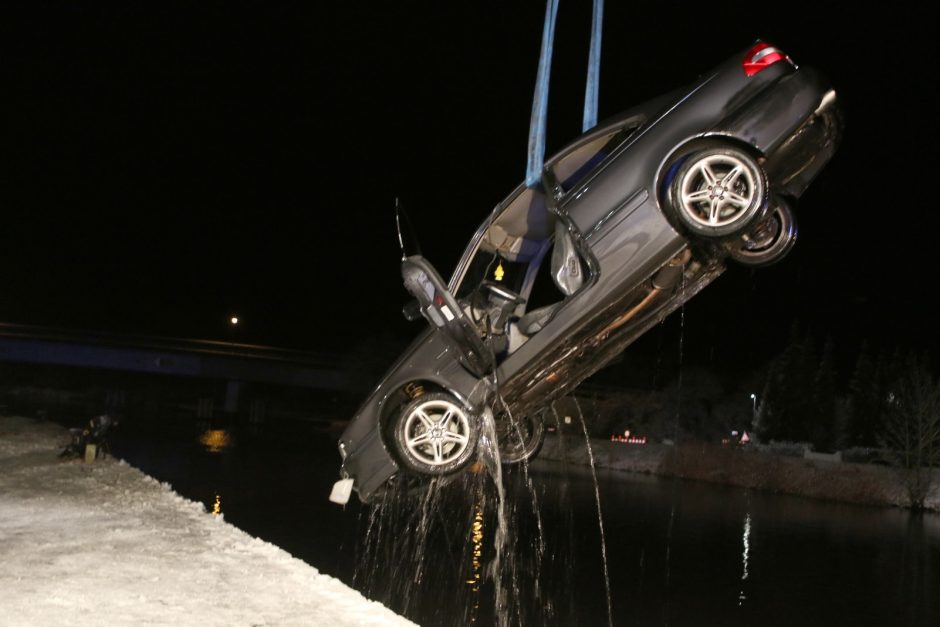 Auto stürzt in Fluss: Fahrer und Neunjähriger tot Anklam