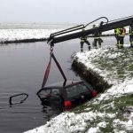 Frau rutscht mit Auto in Kanal in Ostfriesland