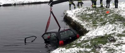 Frau rutscht mit Auto in Kanal in Ostfriesland