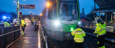 Frau in Hannover unter Straßenbahn eingeklemmt
