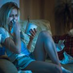 TV traurig Netflix Streaming Wohnzimmer Couch Bingen