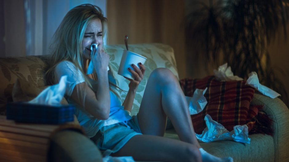 TV traurig Netflix Streaming Wohnzimmer Couch Bingen