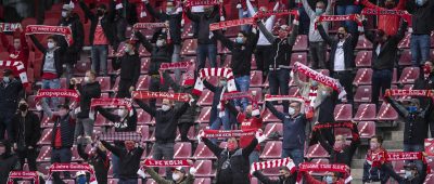 1. FC Köln Fans Zuschauer Bundesliga Maske