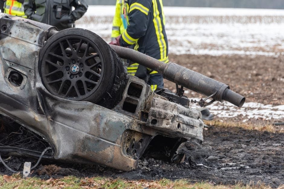 26-jähriger Autofahrer stirbt bei Unfall in brennendem Fahrzeug