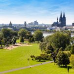 Köln Rheinpark mit Blick auf Kölner Dom