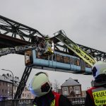 Sechs Menschen aus Schwebebahn in Wuppertal befreit