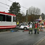 Auto kollidiert mit Straßenbahn - Zwei Verletzte im Krankenhaus