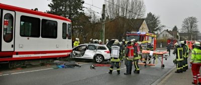 Auto kollidiert mit Straßenbahn - Zwei Verletzte im Krankenhaus