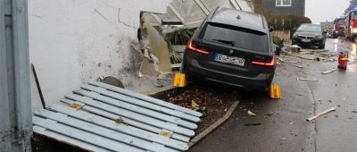 Auto rast in Einfamilienhaus: Einsturzgefahr - Fahrer verletzt Wermelskirchen