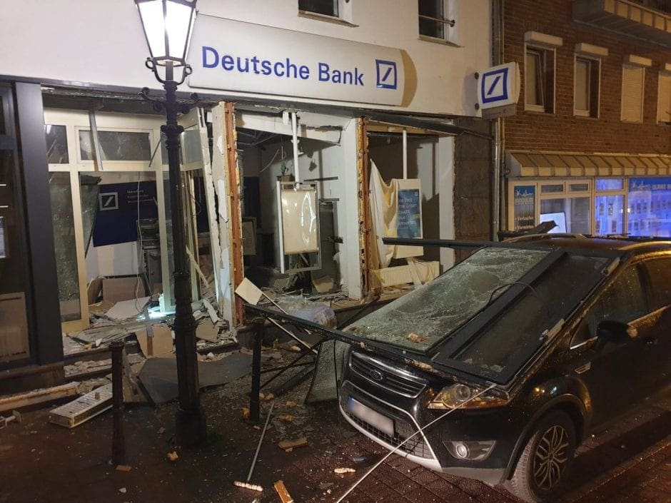 Geldautomat gesprengt - Täter flüchten in Auto Mönchengladbach