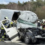 Kleintransporter fährt in Stauende auf A6 - zwei Tote