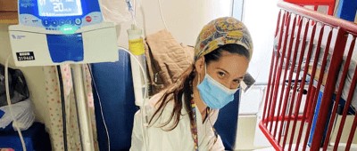 Krankenschwester stillt Baby Patientin verletzt