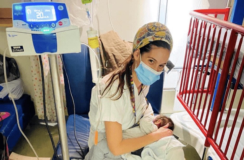 Krankenschwester stillt Baby Patientin verletzt