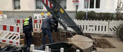 Stahlplatte trifft Arbeiter - lebensgefährlich verletzt Köln