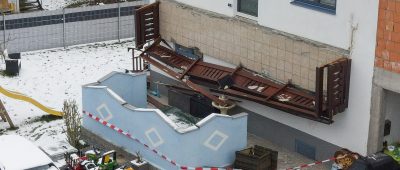 Balkon stürzt in Österreich von Hauswand