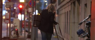 Düsseldorf Ausgangssperre Frau Hund spazieren