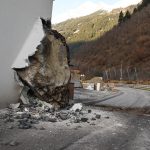 Felsblock stürzt in Wohnhaus - Österreich