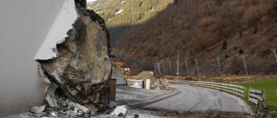 Felsblock stürzt in Wohnhaus - Österreich