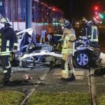 Taxi mit Straßenbahn zusammengestoßen - Autofahrer stirbt