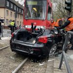 74-jähriger Autofahrer bei Unfall mit Straßenbahn schwer verletzt