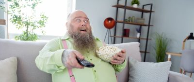 Couch TV Fernsehen Popcorn Streaming Netflix
