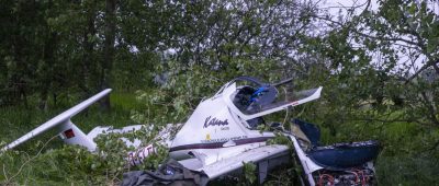 Leichtflugzeug stürzt bei Landeanflug