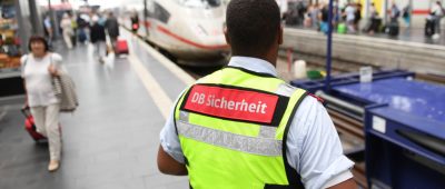 Deutsche Bahn Mitarbeiter Bahnhof ICE Bahnsteig Kante