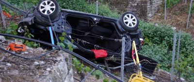 Auto stürzt 70 Meter hohen Weinberg hinab - Fahrer stirbt