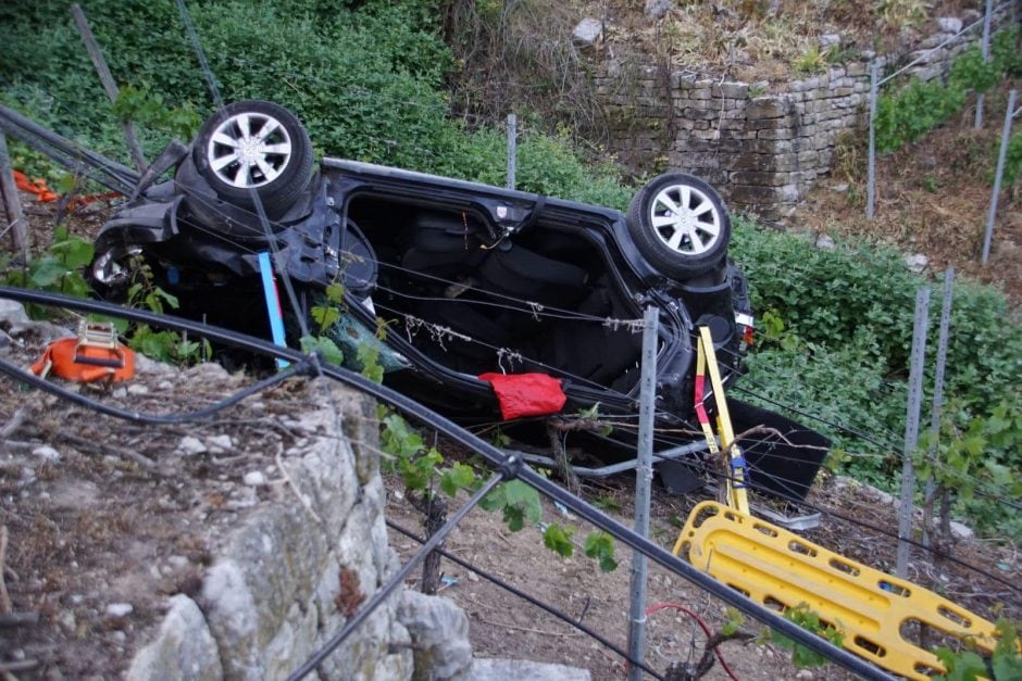 Auto stürzt 70 Meter hohen Weinberg hinab - Fahrer stirbt